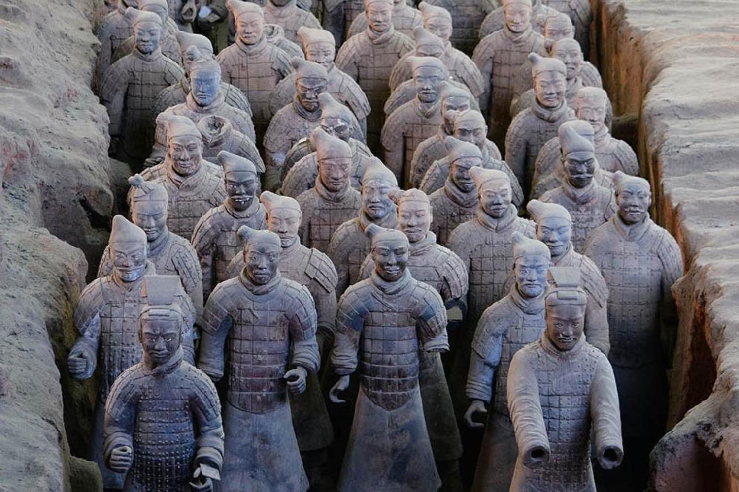 Terracotta Chinese soldier statues lined up in rows