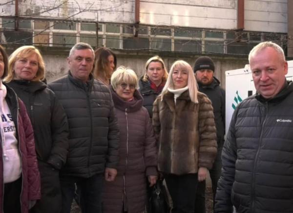 Colleagues from IUEH in Ukraine pose with the generator gifted by BSU