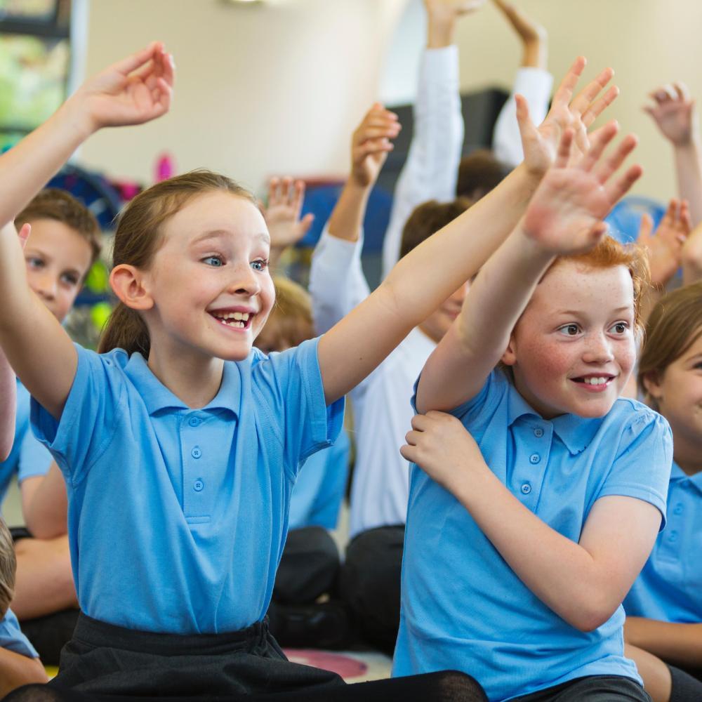 Primary school children. Счастливые дети в школе. Радостный школьник. Счастливые ученики в школе. Активность в школе.